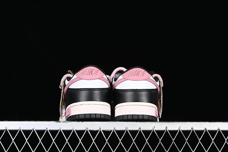 All Categories Nk SB Dunk Series Nk SB Dunk Low Low-top sneakers Nk Dunk Low Black Rose Thoughts Cloth patch Rope shoelaces Girls Sweet cool style SB strap low-top casual sneakers CW1590-100
